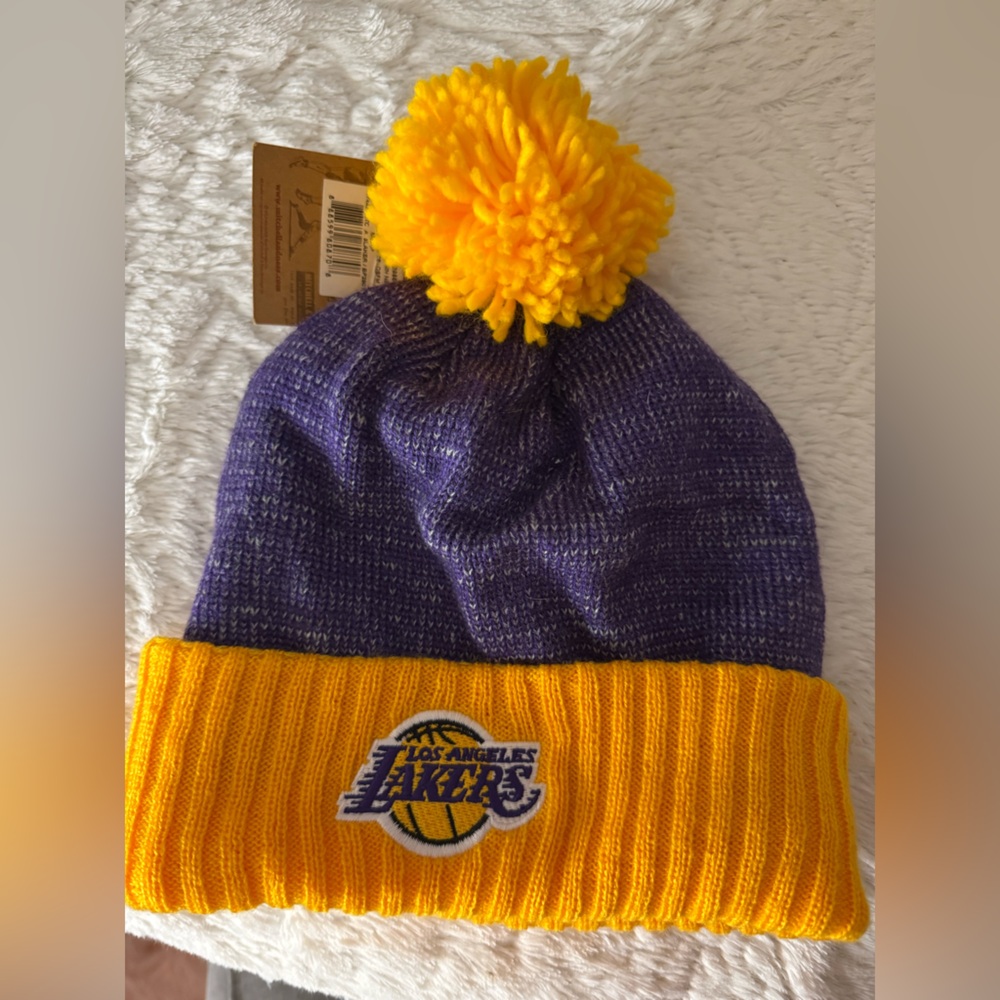New never used Lakers beanie💜💛